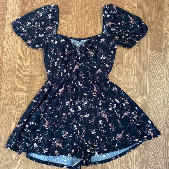 Floral Romper 🌾 - Picture 2 of 5